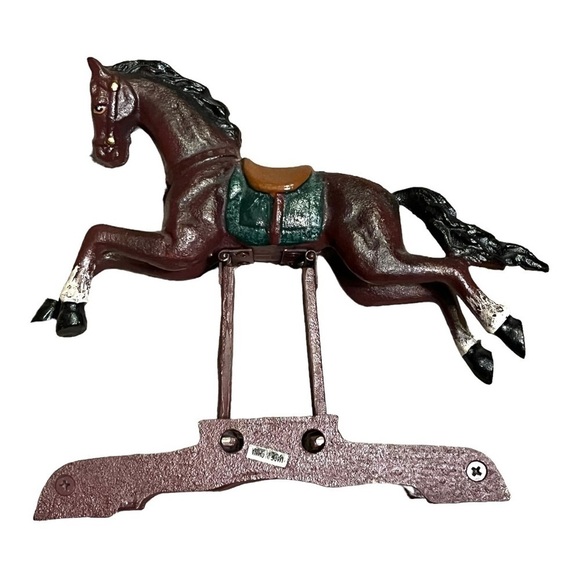 Cast iron painted horse spring loaded on base, moveable. - Picture 2 of 7